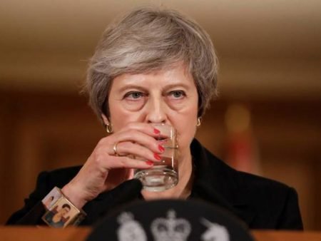 Derrotada e fragilizada, Theresa May desiste de votação do Brexit Derrotada e fragilizada, Theresa May desiste de votação do Brexit