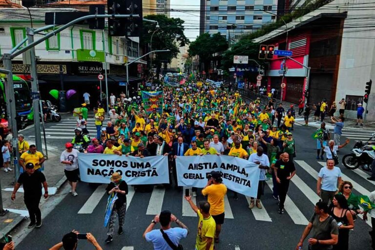 A caminhada de PADRE KELMON na PAULISTA mostra a FORÇA DE UM POVO INDOMÁVEL · 7Minutos